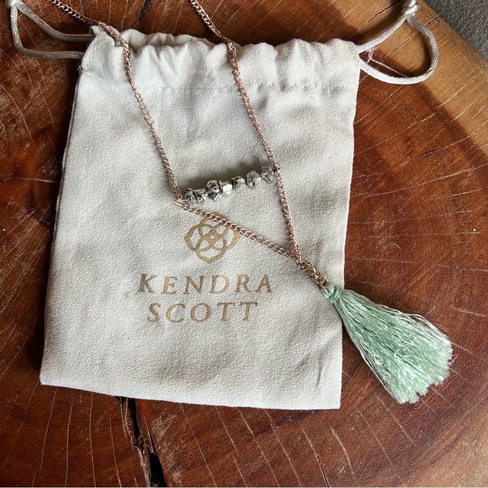 Accent necklace
